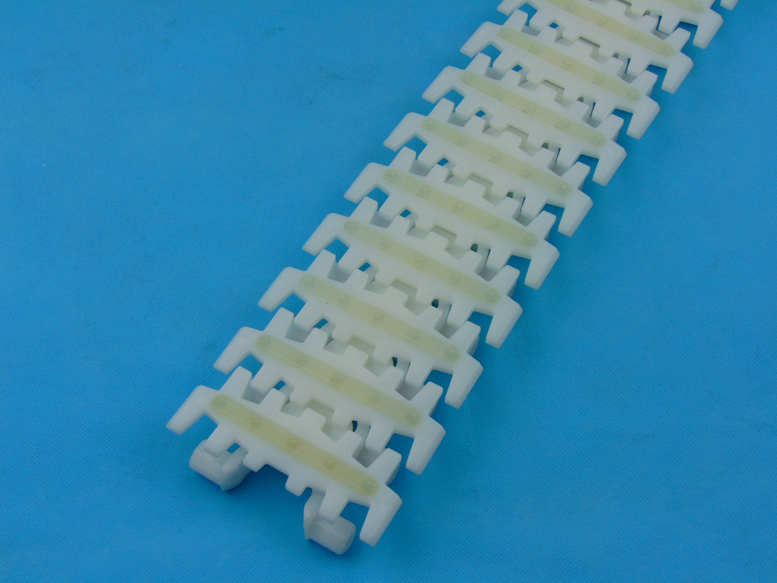 LF137B Flexible conveyor chains with rubber inserts materials POM white ...